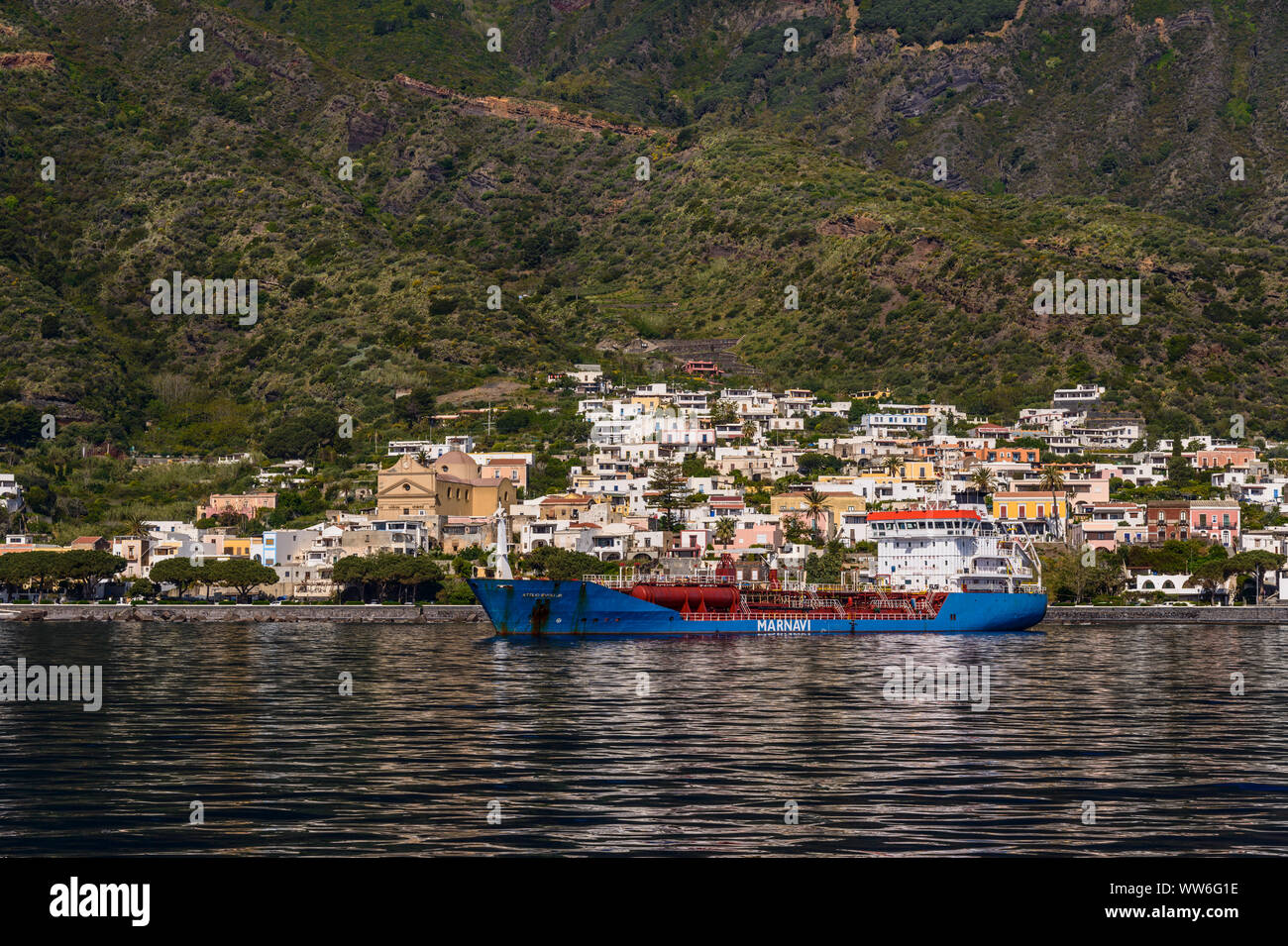 L'Italia, Sicilia e Isole Eolie, Salina, Santa Marina Salina, vista città con acqua tanker, vista dal traghetto Foto Stock