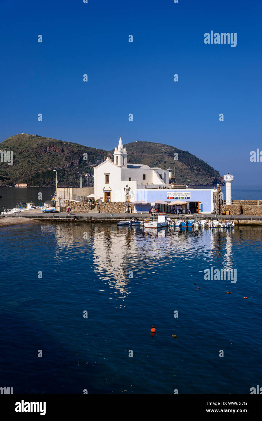 L'Italia, Sicilia e Isole Eolie Lipari Lipari città, porto di pescatori di Marina Corta con la Chiesa delle Anime del Purgatorio Foto Stock