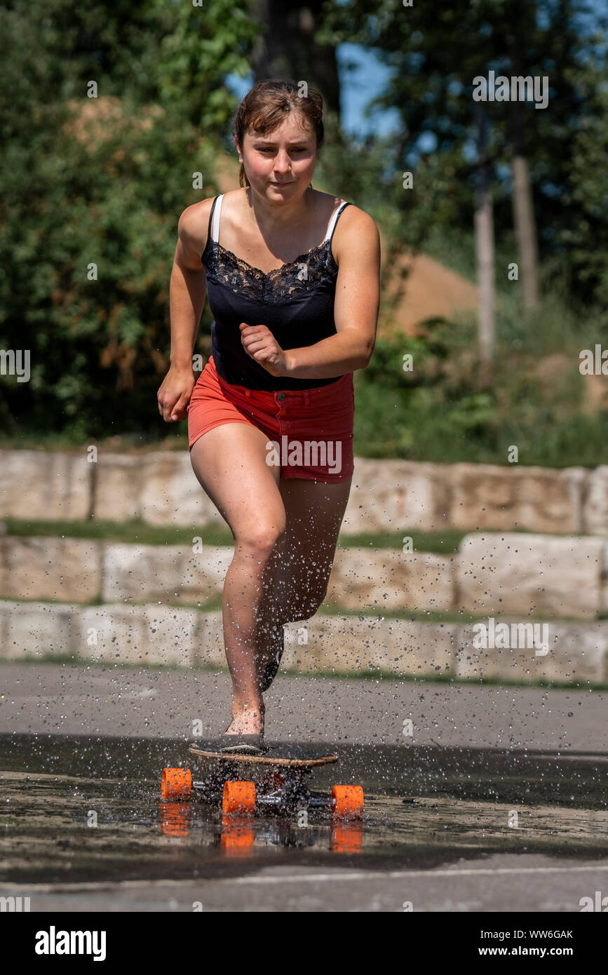 Teen, 18 anni, su longboard Foto Stock