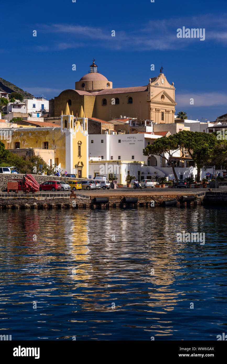 L'Italia, Sicilia e Isole Eolie, Salina, Santa Marina Salina, porto, vista villaggio Foto Stock