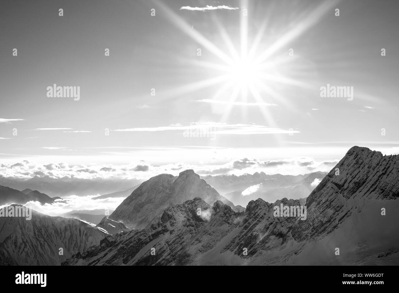 Guardando verso sud dalla vetta dello Zugspitze Foto Stock