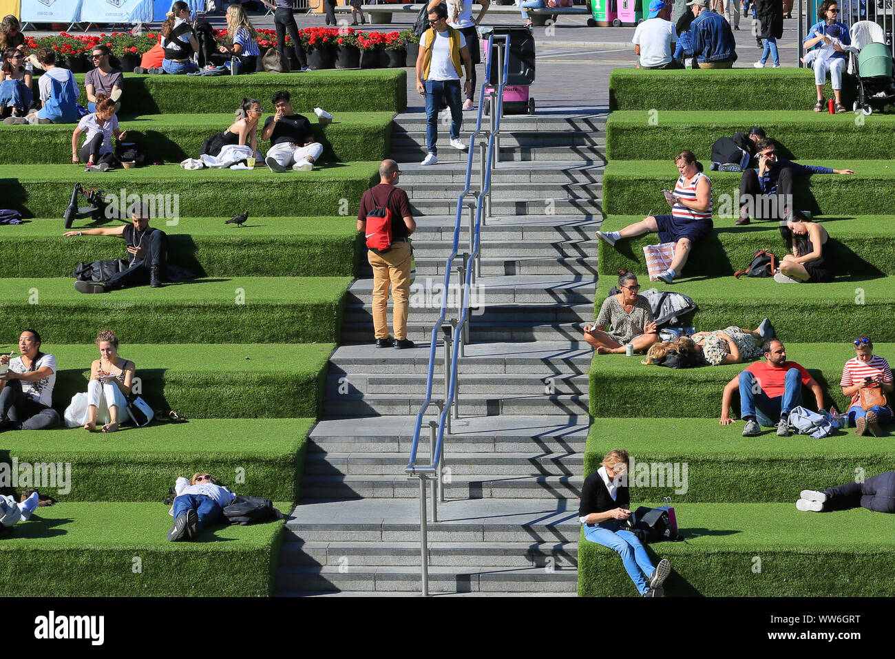 Londra, UK, 13 settembre 2019. Un inizio autunno mini onda di calore con il sole caldo fa risaltare lucertole da mare da Regent's Canal a granaio Square vicino a King's Cross a Londra questo pomeriggio. Credito: Imageplotter/Alamy Live News Foto Stock