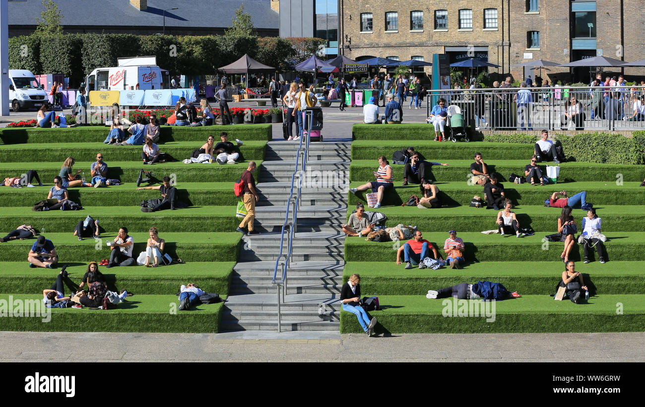 Londra, UK, 13 settembre 2019. Un inizio autunno mini onda di calore con il sole caldo fa risaltare lucertole da mare da Regent's Canal a granaio Square vicino a King's Cross a Londra questo pomeriggio. Credito: Imageplotter/Alamy Live News Foto Stock