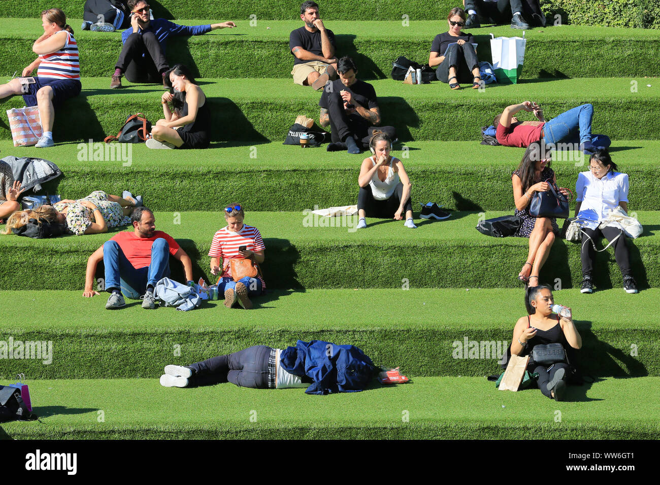 Londra, UK, 13 settembre 2019. Un inizio autunno mini onda di calore con il sole caldo fa risaltare lucertole da mare da Regent's Canal a granaio Square vicino a King's Cross a Londra questo pomeriggio. Credito: Imageplotter/Alamy Live News Foto Stock