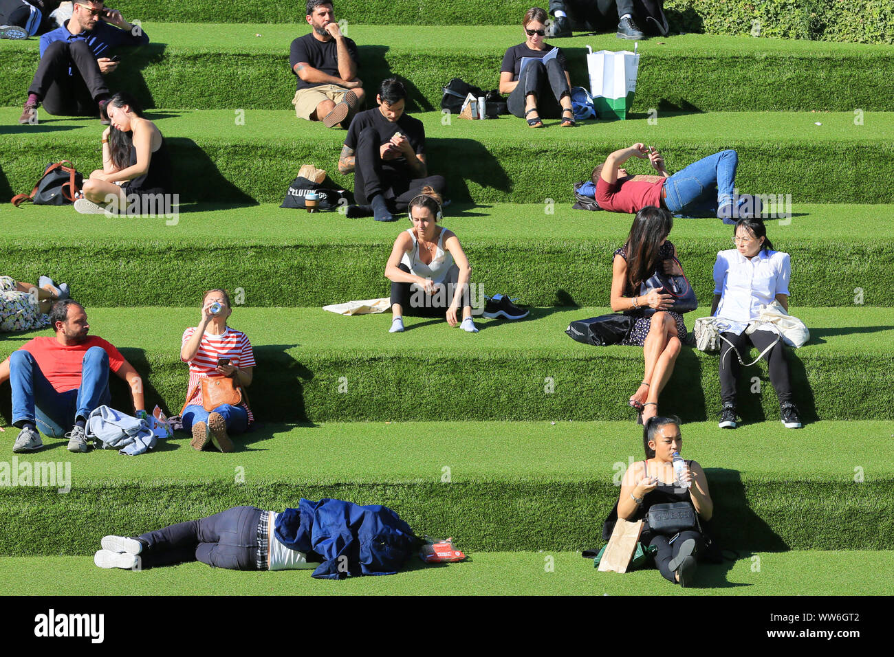 Londra, UK, 13 settembre 2019. Un inizio autunno mini onda di calore con il sole caldo fa risaltare lucertole da mare da Regent's Canal a granaio Square vicino a King's Cross a Londra questo pomeriggio. Credito: Imageplotter/Alamy Live News Foto Stock