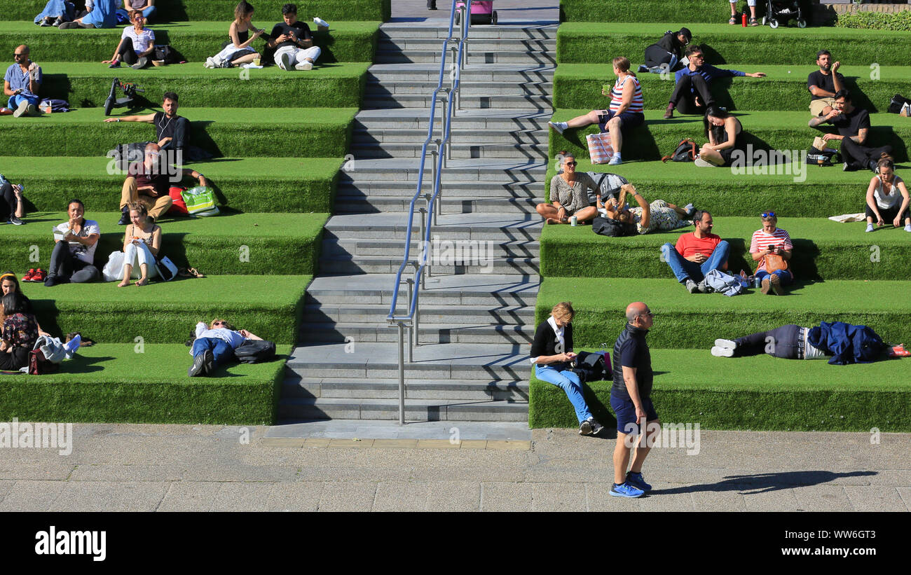 Londra, UK, 13 settembre 2019. Un inizio autunno mini onda di calore con il sole caldo fa risaltare lucertole da mare da Regent's Canal a granaio Square vicino a King's Cross a Londra questo pomeriggio. Credito: Imageplotter/Alamy Live News Foto Stock