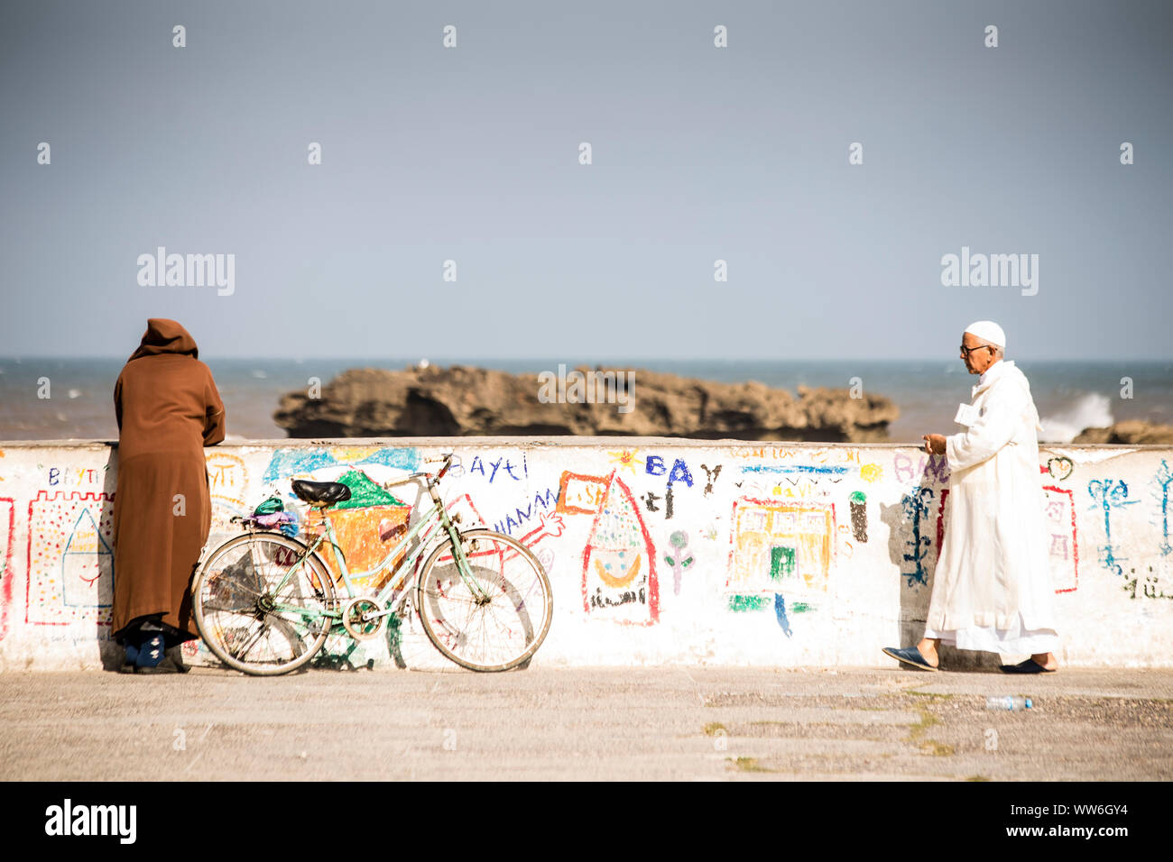 Gli uomini presso il molo a Essaouira, Marocco Foto Stock