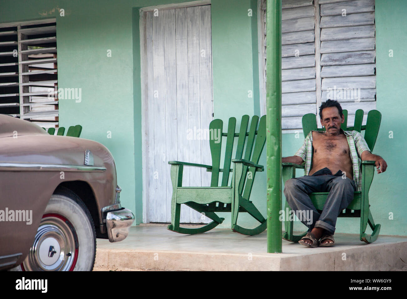 Scena di strada, uomo in sedia a dondolo, Trinidad, Vinales, Cuba Foto Stock