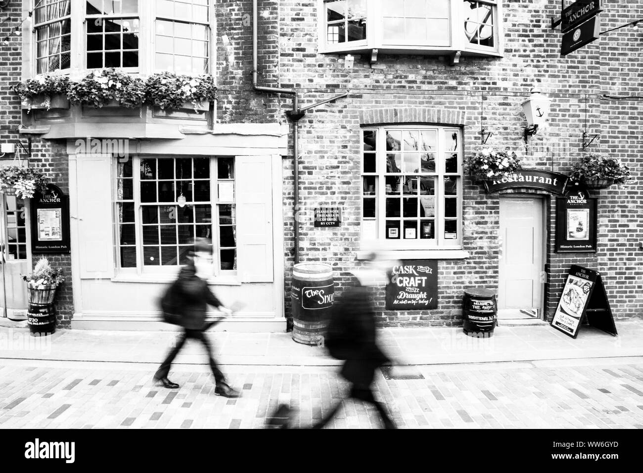 Il dispositivo di ancoraggio, pub di Londra, scene di strada e i passanti Foto Stock