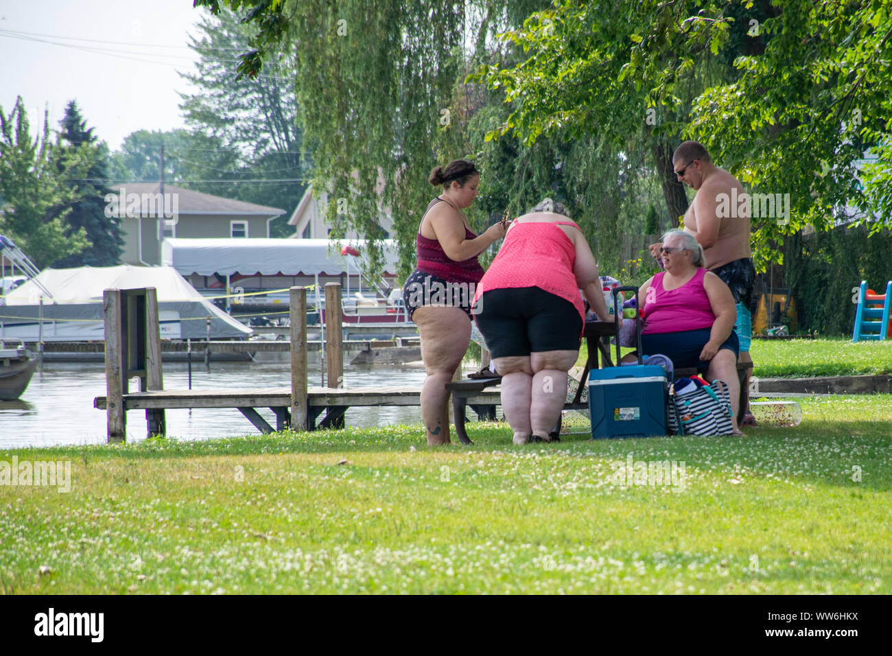 'Middleville, Michigan/Stati Uniti d'America - 07/21/2019: un gruppo di sovrappeso e obesi in un parco che mette in evidenza la necessità per il fitness, la dieta Foto Stock