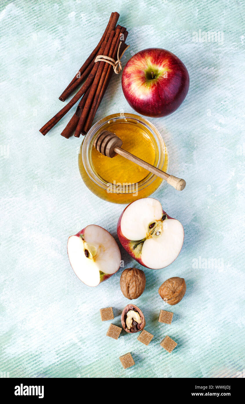 Il miele, Apple, cannella, noci e zucchero di canna ingredienti per la cottura di una torta di mele Foto Stock
