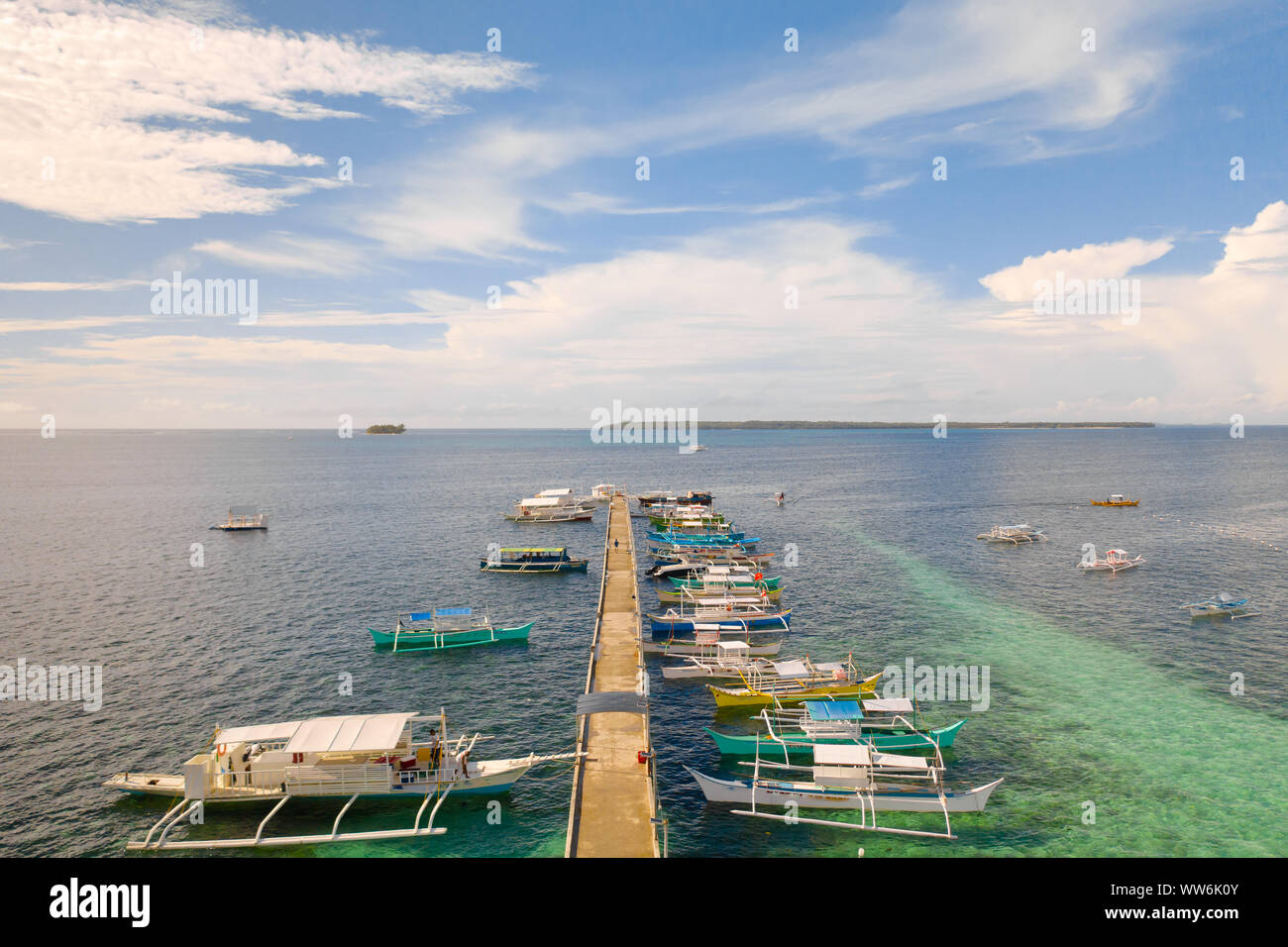 Paesaggio marino con barche e nuvole. Molte imbarcazioni turistiche nella baia durante il giorno. Siargao, Filippine, vista dall'alto. Foto Stock