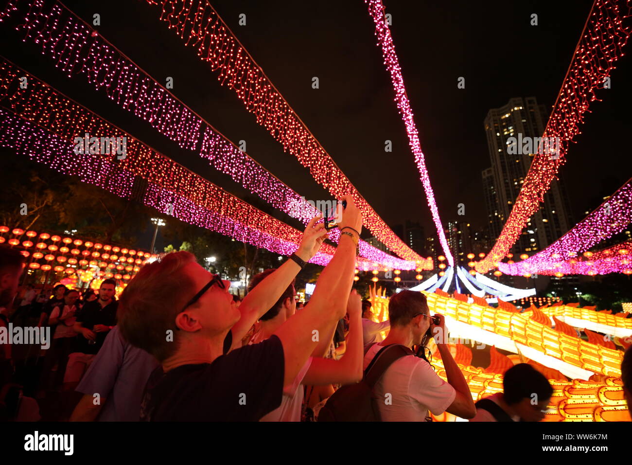 Hong Kong, Cina. Xiii Sep, 2019. I turisti scattare foto durante una lanterna fair celebrando Mid-Autumn Festival al Victoria Park di Hong Kong, Cina del sud, Sett. 13, 2019. Credito: Lu Ye/Xinhua/Alamy Live News Foto Stock