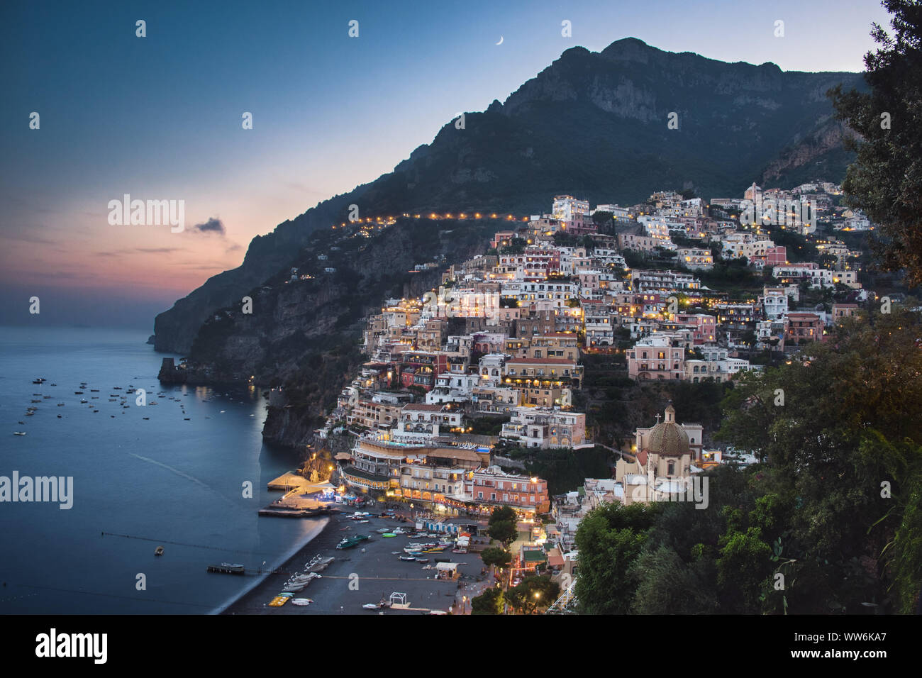 Foto di Positano in Costiera Amalfitana al blue ora Foto Stock