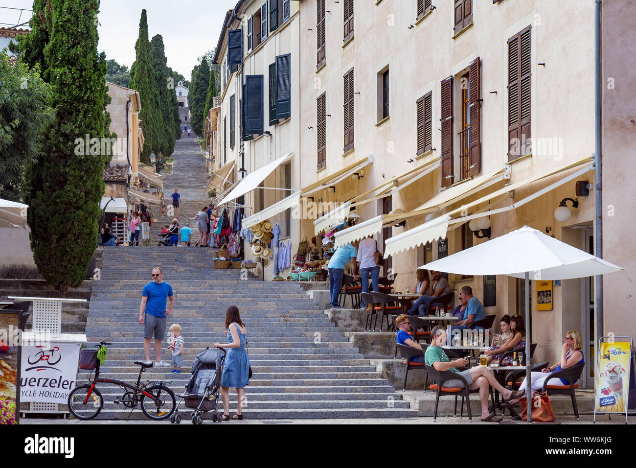 Le scale che portano al Calvario, Pollenca, città nel nord-est dell'isola di Mallorca, Mare mediterraneo, Isole Baleari, Spagna, Europa meridionale Foto Stock