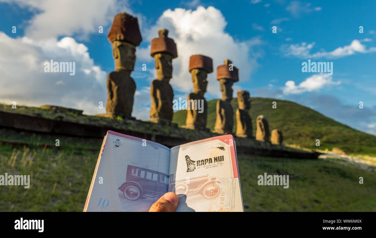 Passaporto, pollice, Rapa Nui Timbro e Ahu Nau Nau Foto Stock