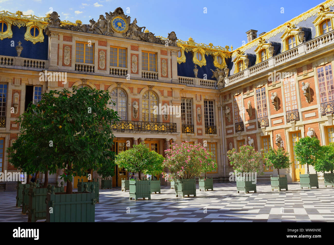 Parigi / Francia - luglio 6, 2019: al di fuori della vista del Palazzo di Versailles facciata nel periodo estivo. Foto Stock