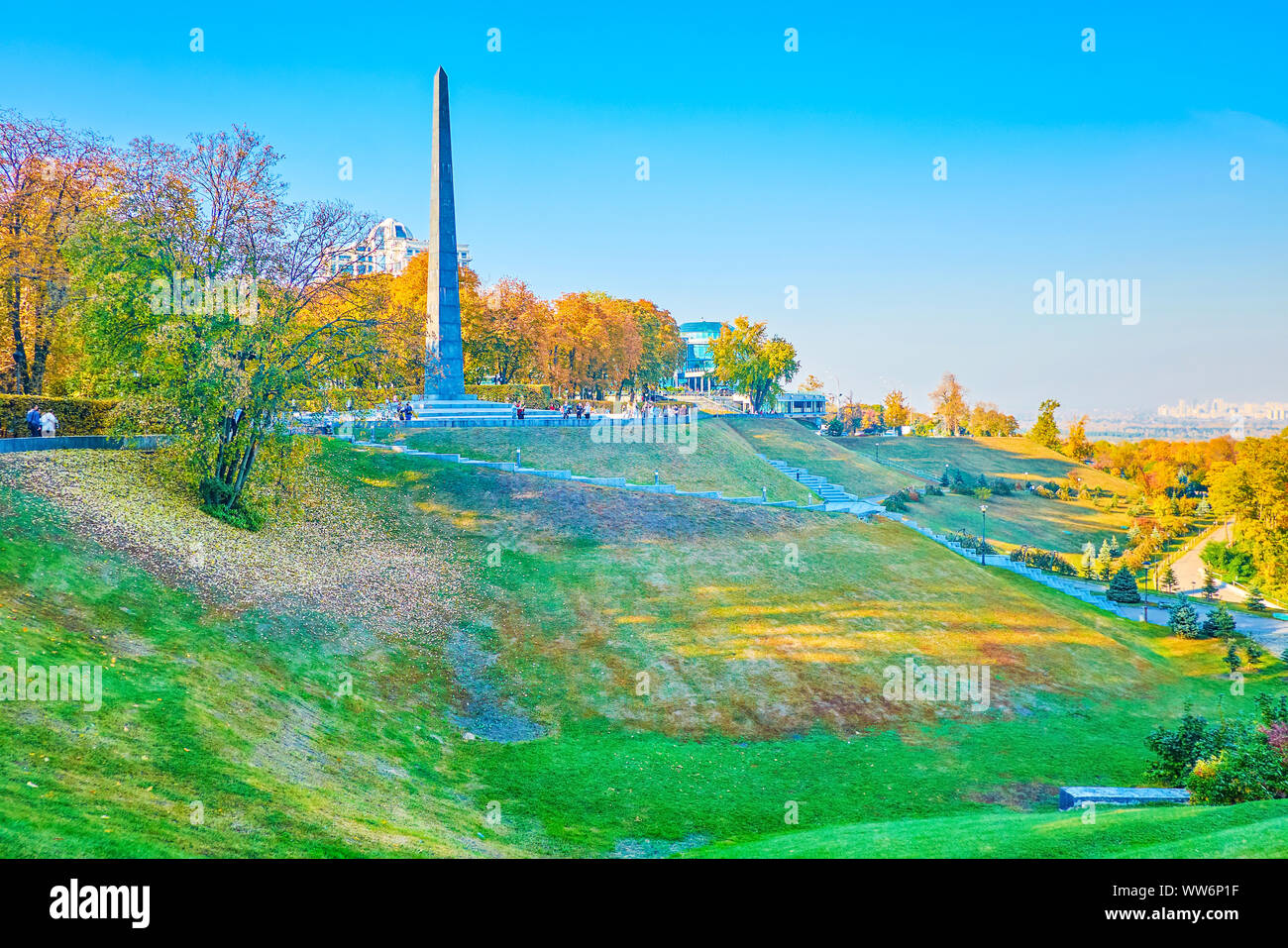 KIEV, UCRAINA - 19 ottobre 2018: Il Parco della gloria eterna, situato sulle colline di Kiev, con una vista sul monumento Obelisco della tomba di un soldato sconosciuto e lus Foto Stock