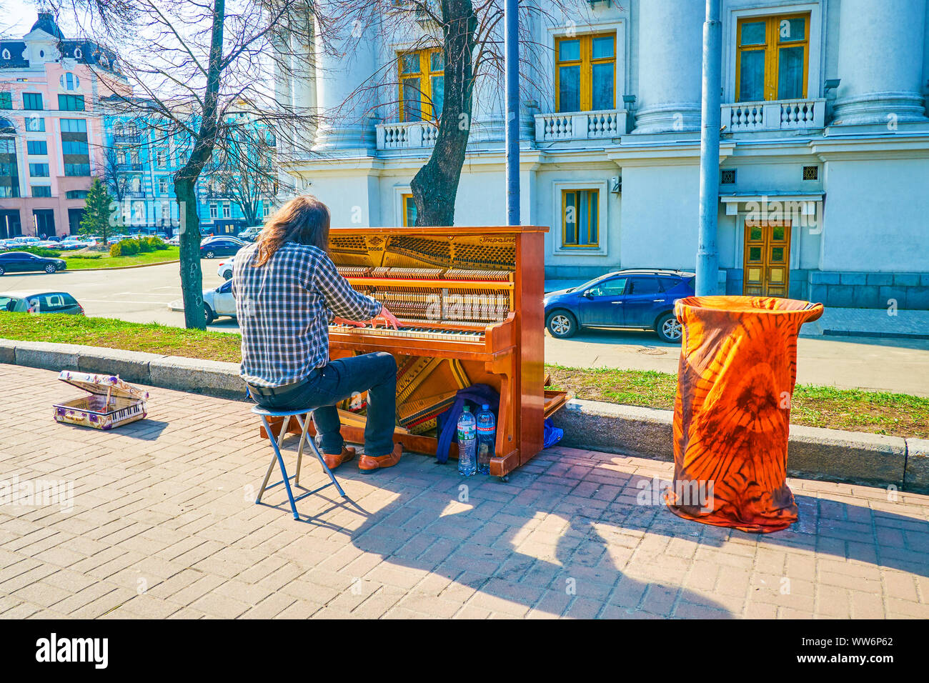 KIEV, UCRAINA - 13 APRILE 2018: Il musicista di strada intrattiene le persone nel parco sulla collina di Saint Volodymyr, suonando il pianoforte Foto Stock