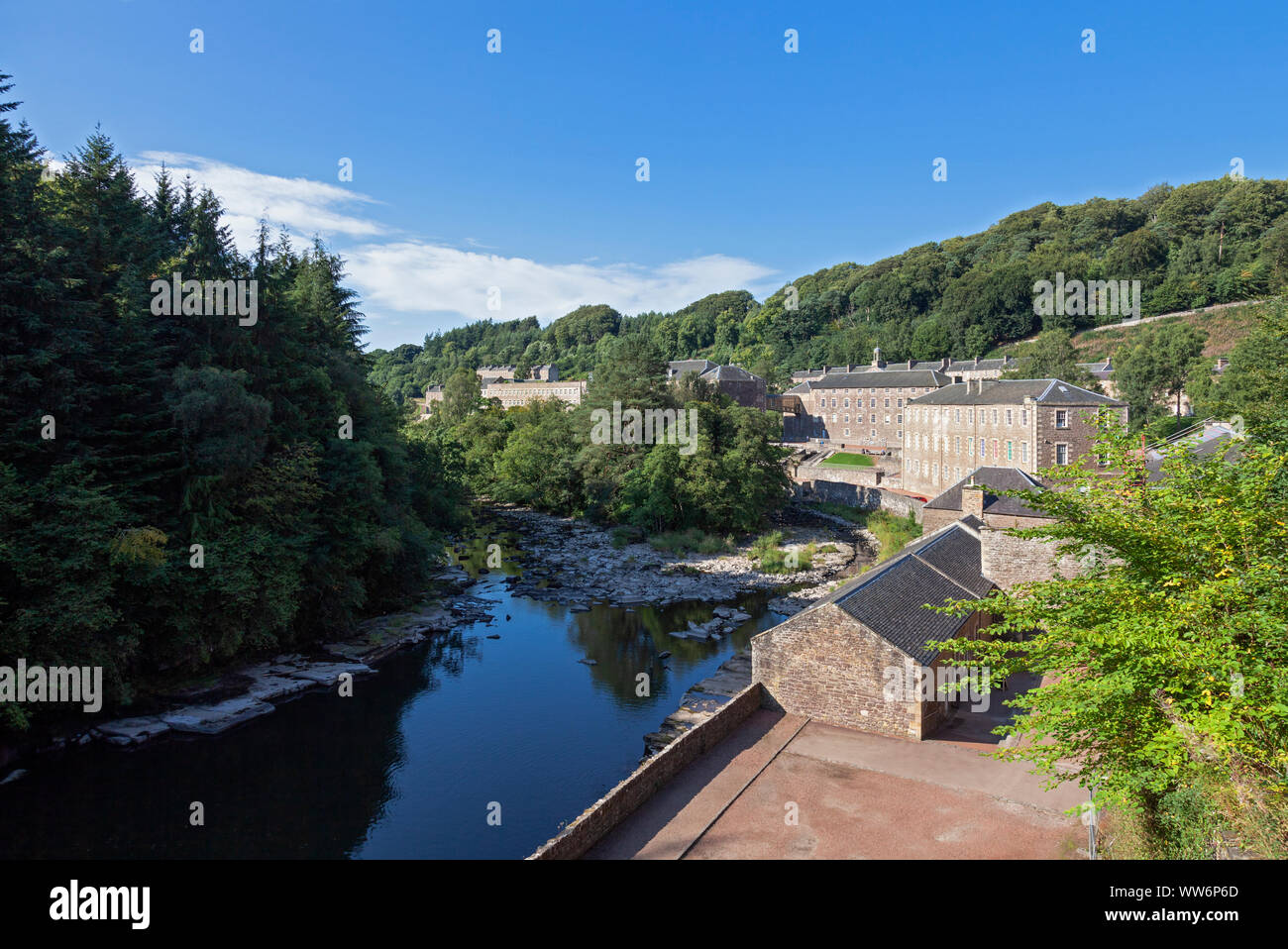 Regno Unito, Scozia, Lanarkshire, New Lanark con il fiume Clyde Foto Stock