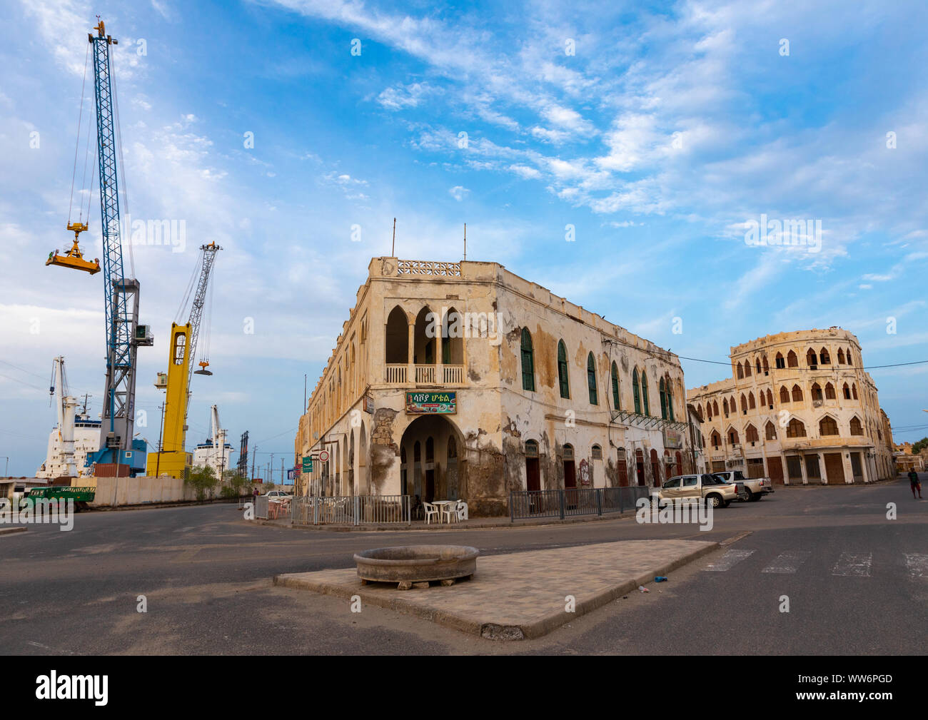 Architettura ottomana edifici di fronte al porto, nel nord del Mar Rosso, Massaua, in Eritrea Foto Stock