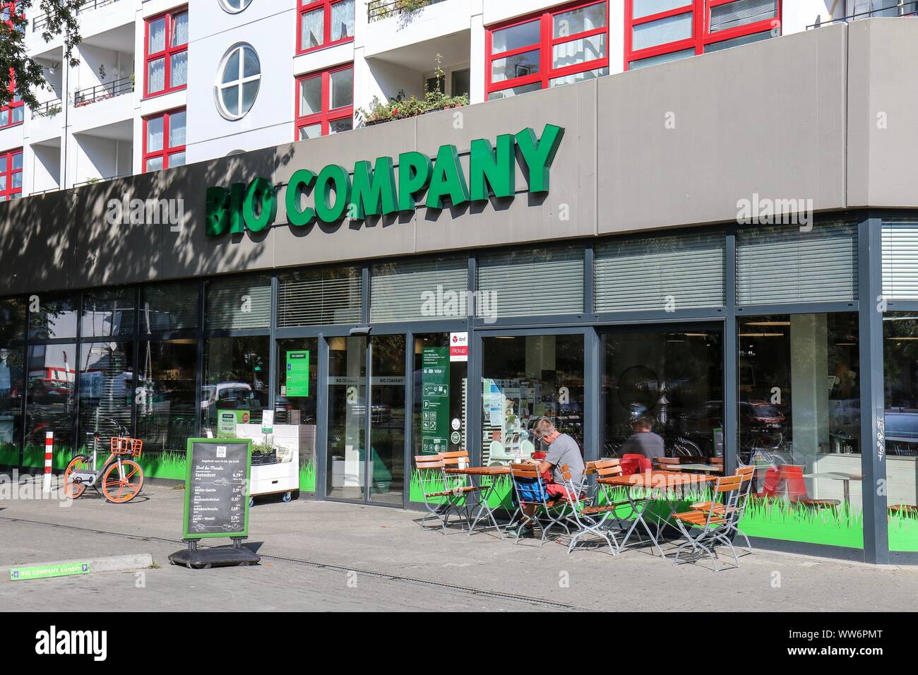 Berlino, Germania - 11 settembre 2019: Shopfront del supermercato organico Bio Company a Kreuzberg. Si tratta di una grande catena di vendita cibo organico e promozione Foto Stock