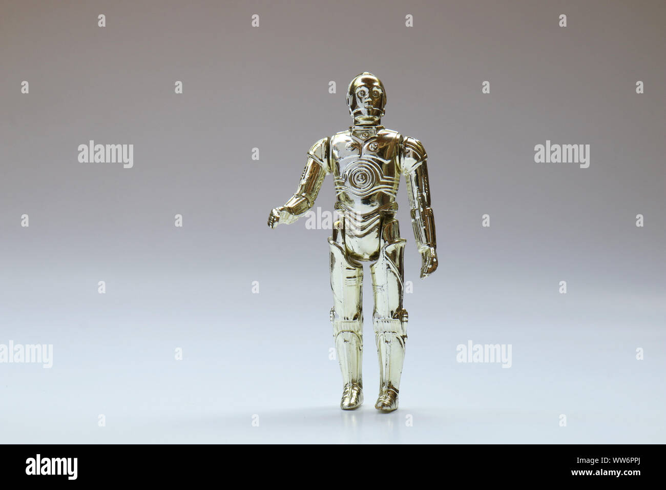 Berlino - Agosto 29, 2019: Vintage Star Wars C-3PO azione figura da Kenner Giocattoli su bianco. Questo è stato rilasciato con il film 'L'Empire Strikes Back". Foto Stock
