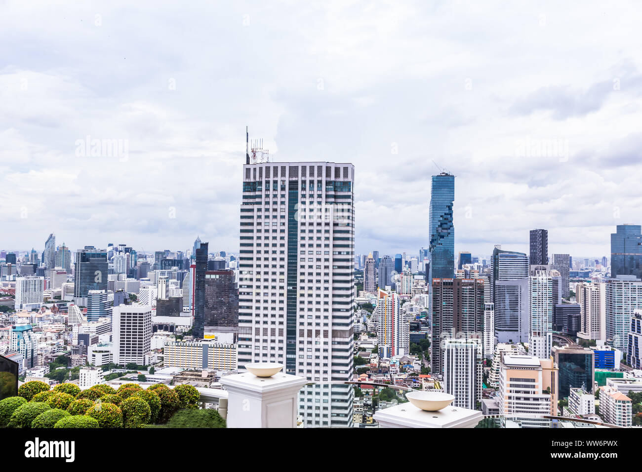 L'immagine dell'edificio e la città di prosperità nel mondo degli affari e del turismo in Asia è visto da un angolo di alta. Foto Stock