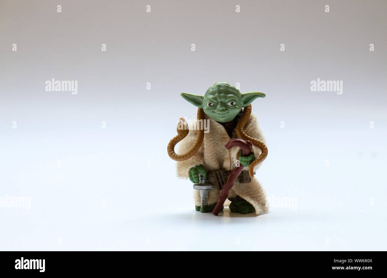 Berlino - Agosto 29, 2019: Vintage Star Wars Yoda azione figura da Kenner giocattoli con Snake sul bianco. Questo è stato rilasciato con il film 'L'Impero Stri Foto Stock