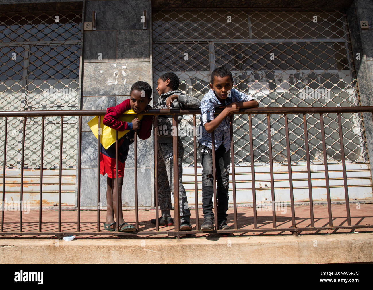 Ragazzi eritrei appoggiato su di una recinzione, regione centrale di Asmara Eritrea Foto Stock