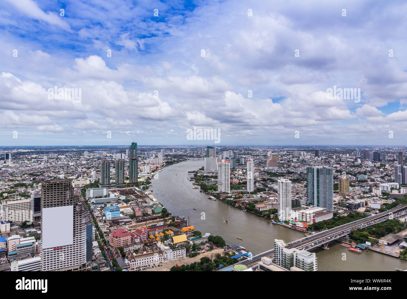 L'immagine dell'edificio e la città di prosperità nel mondo degli affari e del turismo in Asia è visto da un angolo di alta. Foto Stock