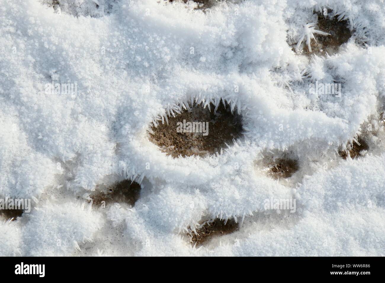 Interessante Modello di neve sul terreno in condizioni climatiche molto fredde in una cava Foto Stock