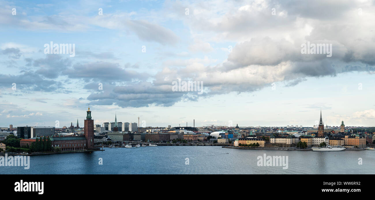 Stoccolma, Svezia. Settembre 2019. Una vista della città dalla Monteliusvägen lookout point al tramonto Foto Stock
