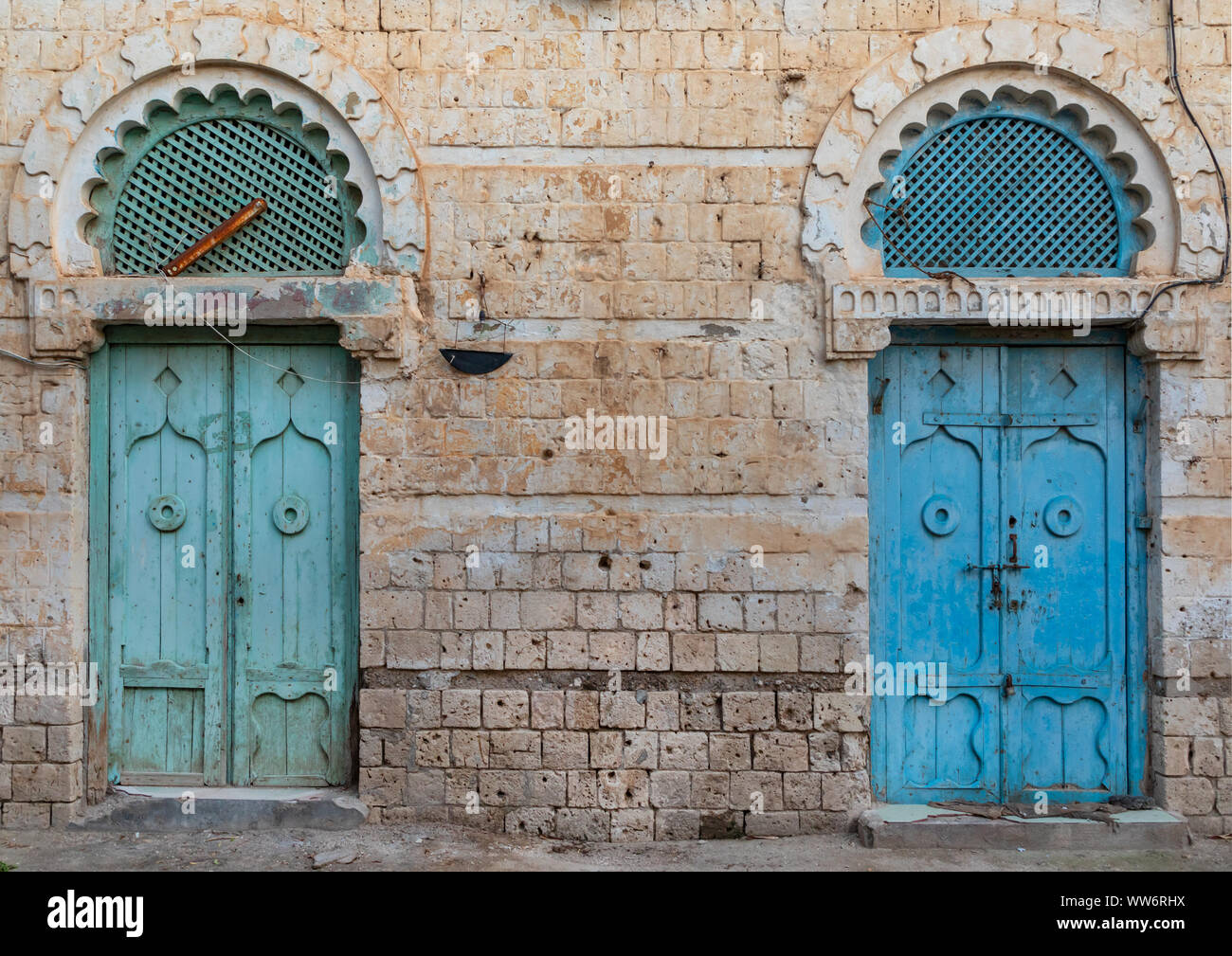 Architettura ottomana porte dell'edificio, nel nord del Mar Rosso, Massaua, in Eritrea Foto Stock