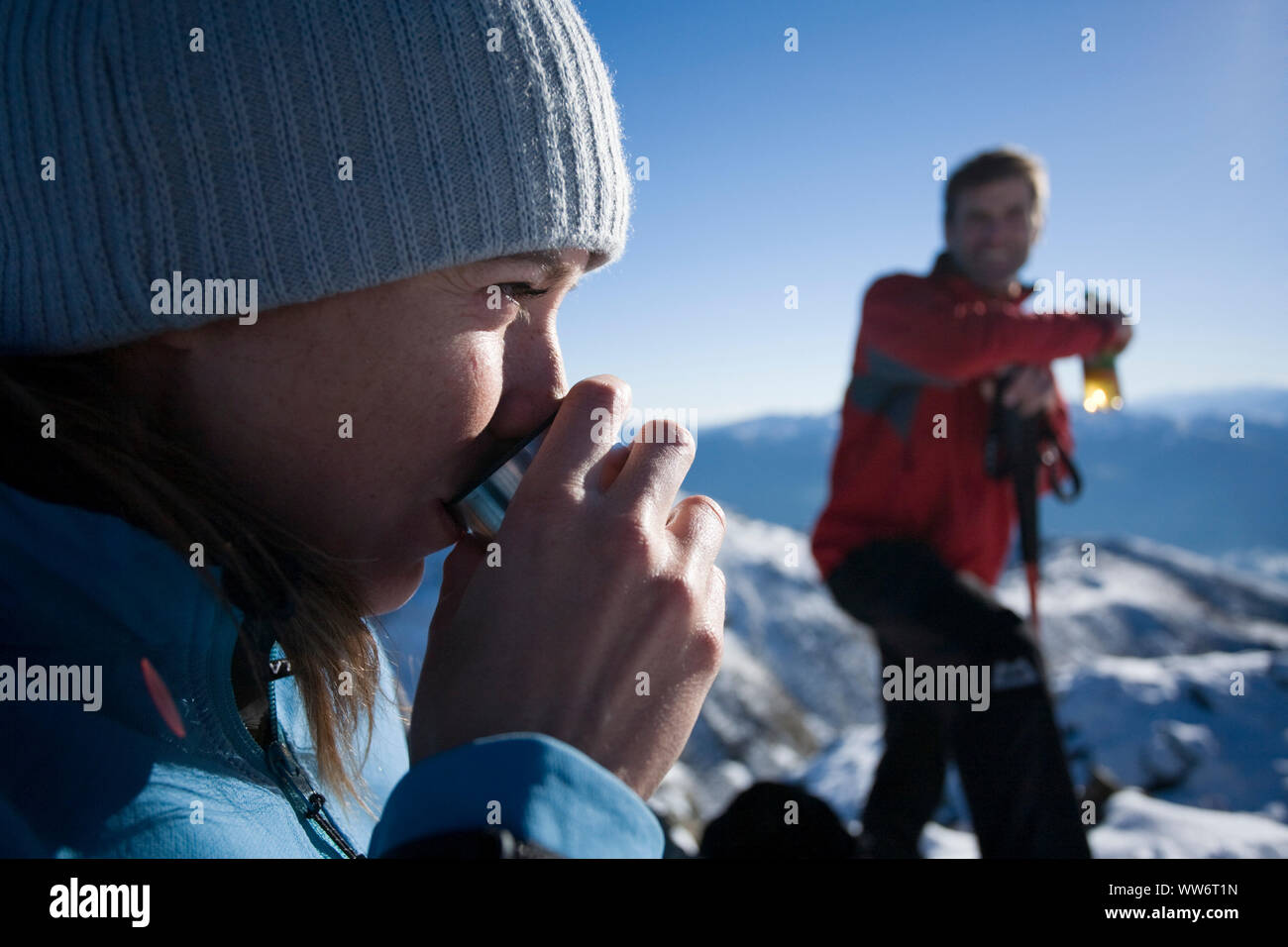 Gli alpinisti prendere una pausa durante la salita di Marchkopf, Alpi della Zillertal, Tirolo, Austria Foto Stock
