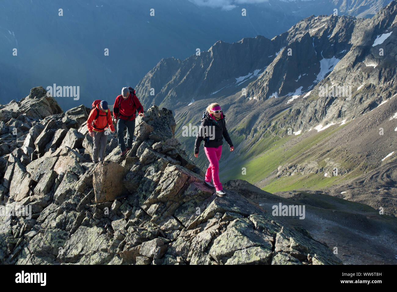 Scalatore sulla cresta del vertice di Parstleswand, Kaunergrat, Ã-tztaler Alpi, Tirolo, Austria Foto Stock