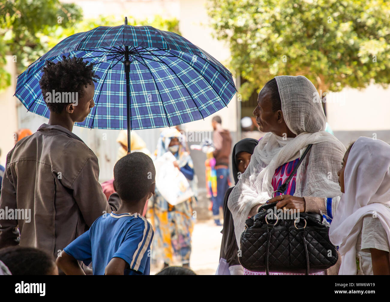 Uomo eritreo vendono ombrelli in strada, Semien-Keih-Bahri, Keren, Eritrea Foto Stock