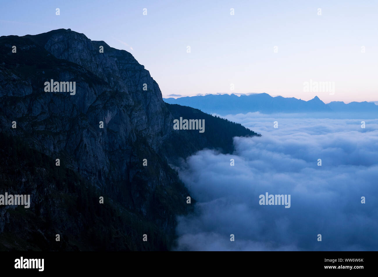 Vista dalla salita al HochkÃ¶nig verso oriente e Tennengebirge, contea di Salisburgo, Austria Foto Stock