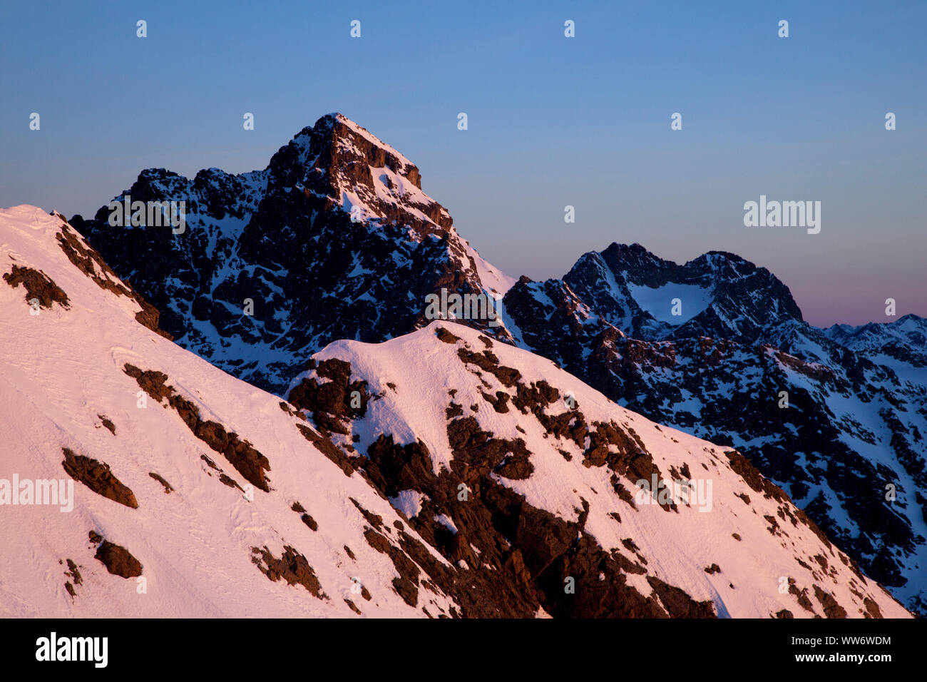 Verpeilspitze durante il sorgere del sole in inverno, Kaunergrat, Ã-tztaler Alpi, Tirolo, Austria Foto Stock