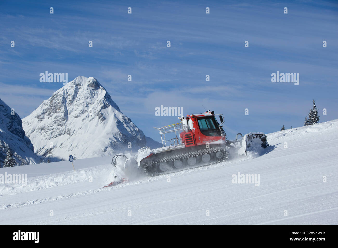 Snow toelettatore nella ski area di Ehrwalder Alm, vicino a Ehrwald, Wettersteingebirge, Tirolo, Austria. Foto Stock