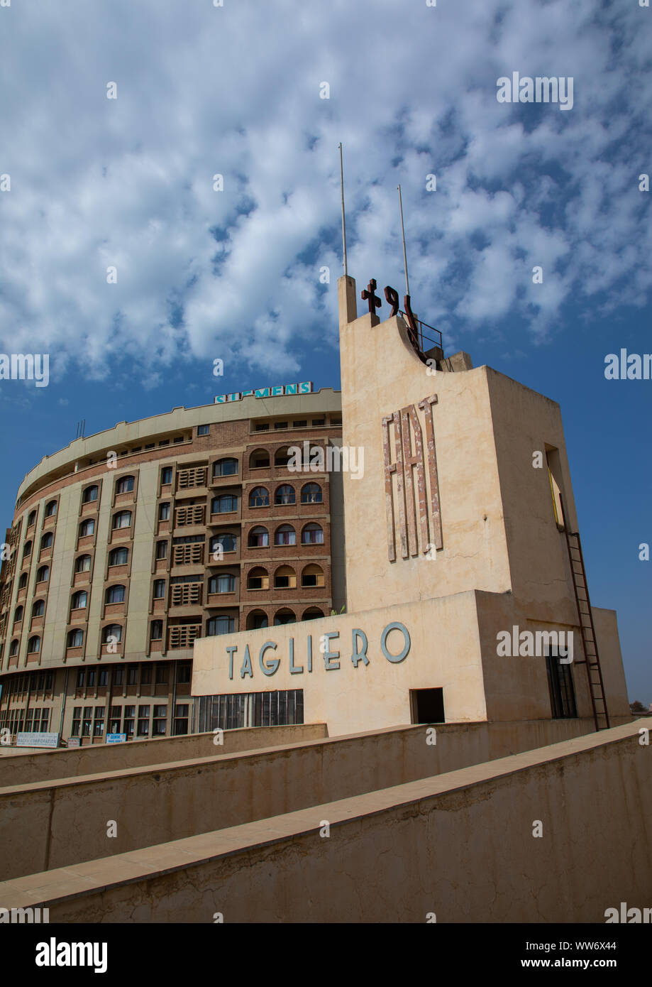 Architettura futurista della FIAT tagliero stazione di servizio costruito nel 1938 di fronte casa nakfa, regione centrale di Asmara Eritrea Foto Stock