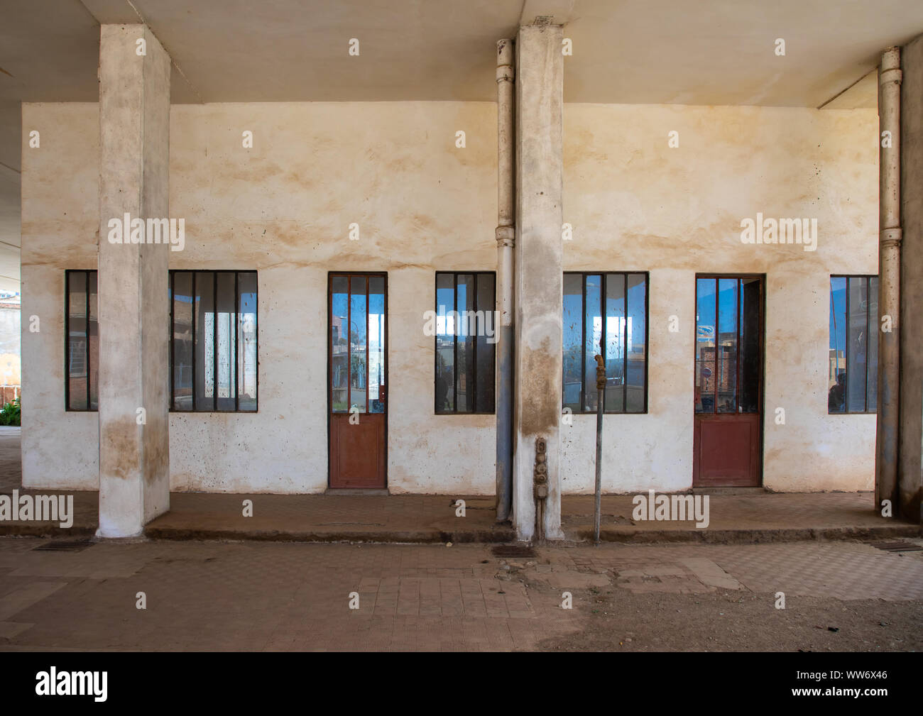 Architettura futurista della FIAT tagliero stazione di servizio costruita nel 1938, la regione centrale di Asmara Eritrea Foto Stock