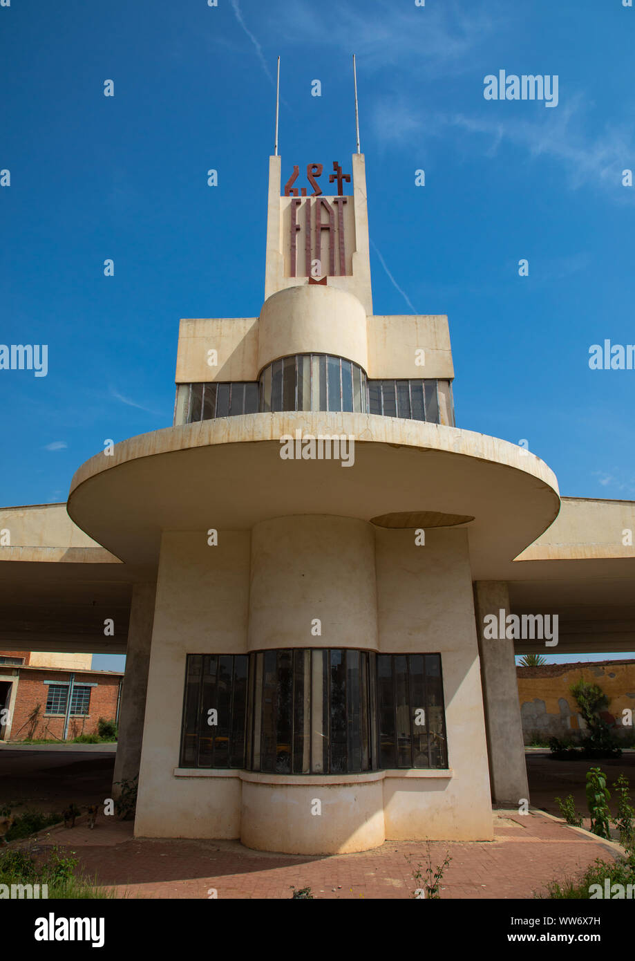 Architettura futurista della FIAT tagliero stazione di servizio costruita nel 1938, la regione centrale di Asmara Eritrea Foto Stock