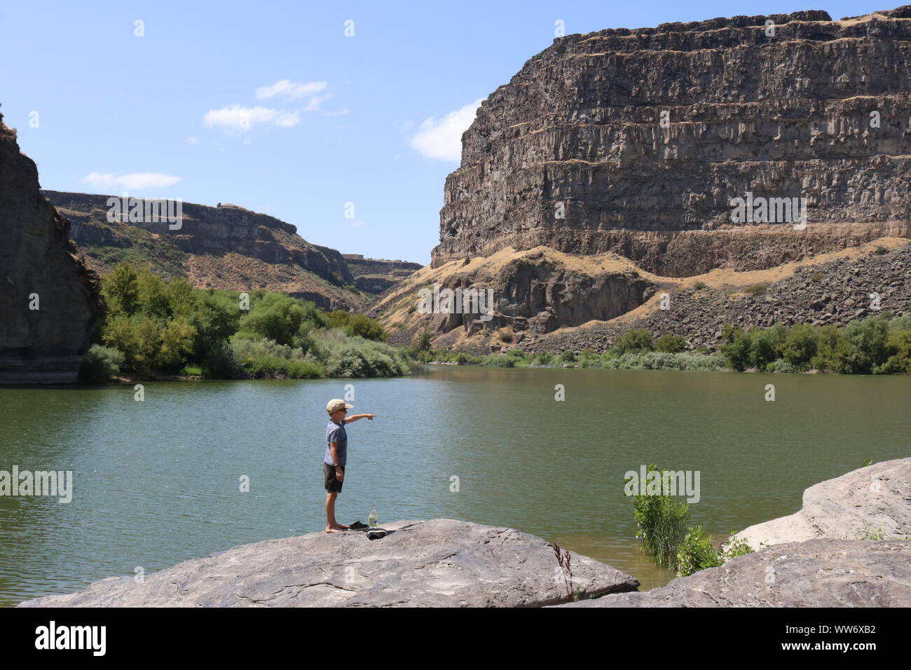 Bellissimo paesaggio del lago in Idaho con ragazzo che punta a qualcosa di distanza Foto Stock