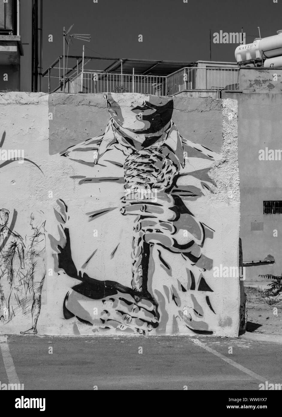 Una foto in bianco e nero di arte di strada nel centro di fulcro culturale di Paphos (Cipro). Foto Stock