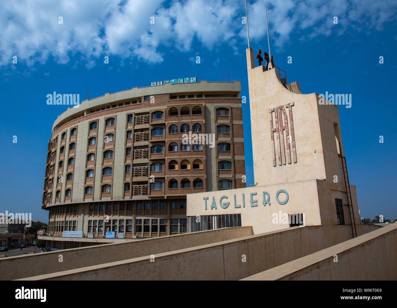 Architettura futurista della FIAT tagliero stazione di servizio costruito nel 1938 di fronte casa nakfa, regione centrale di Asmara Eritrea Foto Stock