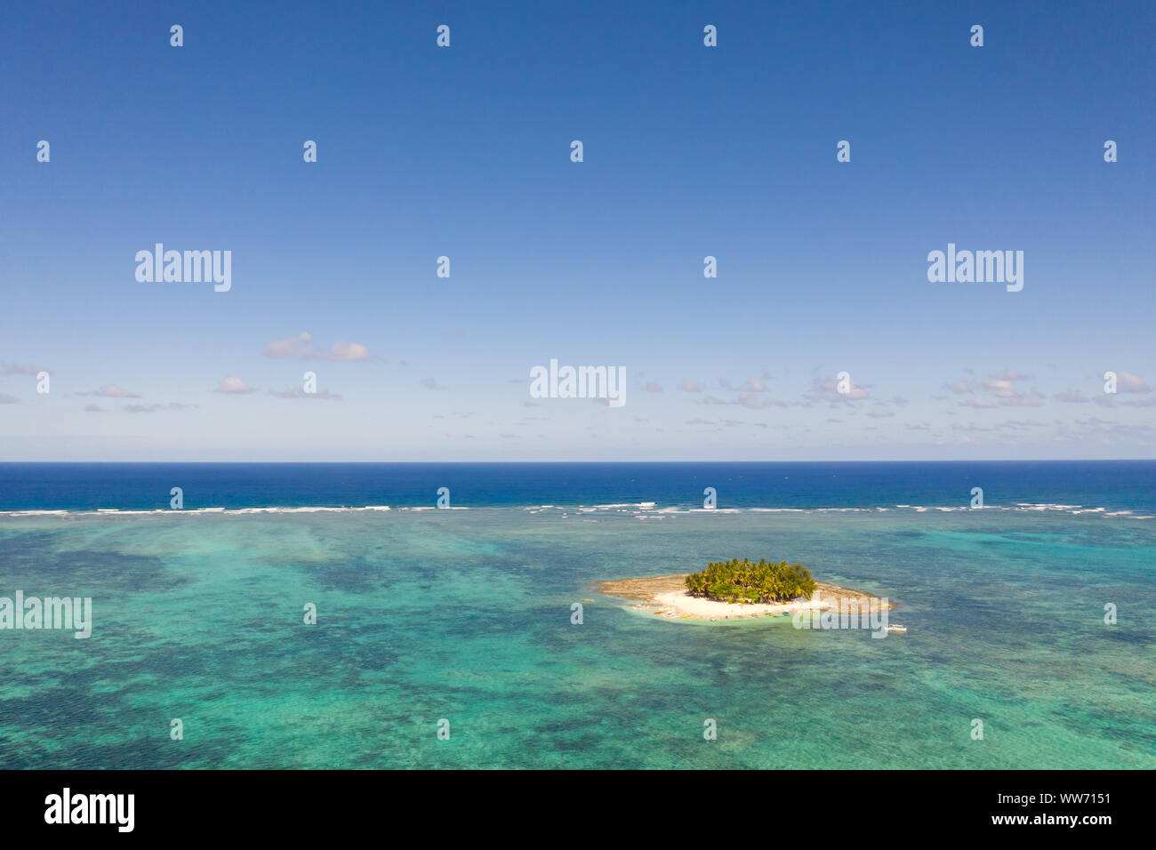 Guyam isola, Siargao, Filippine. Piccola isola con palme e una spiaggia di sabbia bianca. Isole Filippine. Foto Stock