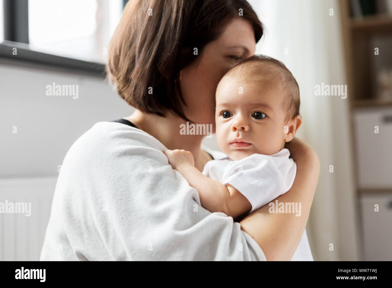 Close up di madre tenendo il suo bambino Foto Stock
