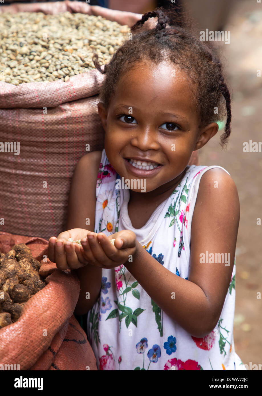 Sorridente ragazza etiope nel mercato del grano, Harari regione, Harar, Etiopia Foto Stock