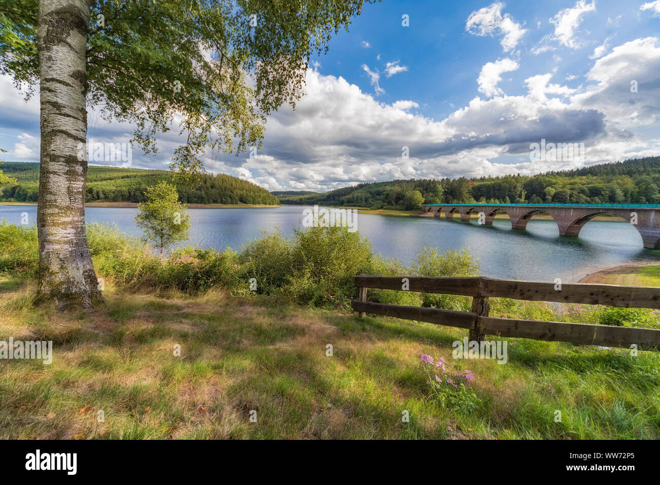 Klamer ponte sopra il versetto dam nel Sauerland in Germania. Foto Stock
